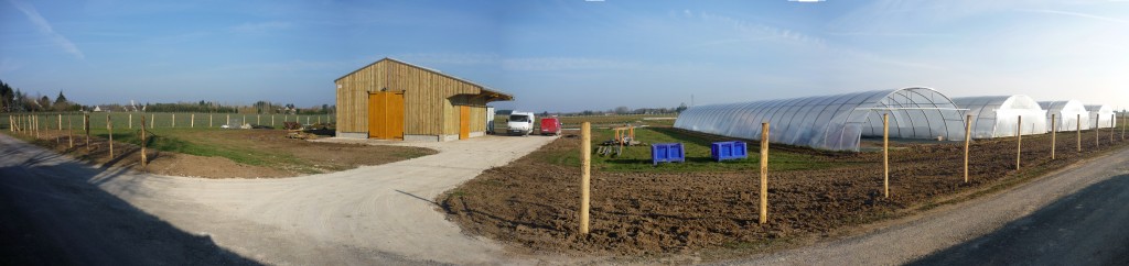 Bâtiment agricole, chemin et clôture !